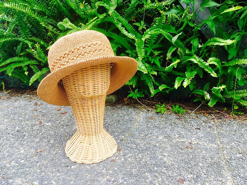 Charlotte Charlotte Handwoven straw hat caramel grass color chokdee-muakdeedee - หมวก - วัสดุอื่นๆ สีกากี