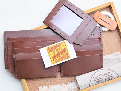 港產皮革｜Leatherism Handmade Products 【6咭位相片短夾】好好縫 皮革材料包 免費刻字 手工包 情侶銀包 皮夾 短銀包 短財 簡約實用 義大利皮 植鞣革 皮革DIY 伴侶 纖薄 真皮 原色啡黑深藍綠橙紅灰等 超過五十皮色選擇