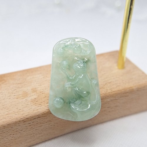 緣圓翡翠 冰潤青蘋果綠手工雕刻猴子吊墜 |天然緬甸玉A貨翡翠