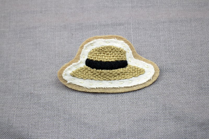 麦わら帽子の手刺しピン/ディスプレイ - ブローチ - 刺しゅう糸 カーキ