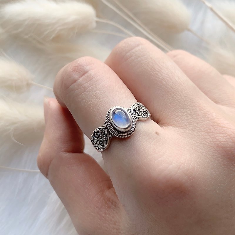Moonstone 925 sterling silver love elegant design ring Nepal handmade silver - แหวนทั่วไป - เครื่องเพชรพลอย สีน้ำเงิน