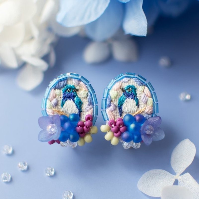 Blue-dyed hydrangea and blue-and-white flycatcher embroidered earrings / Clip-On embroidery accessories - Earrings & Clip-ons - Thread Blue