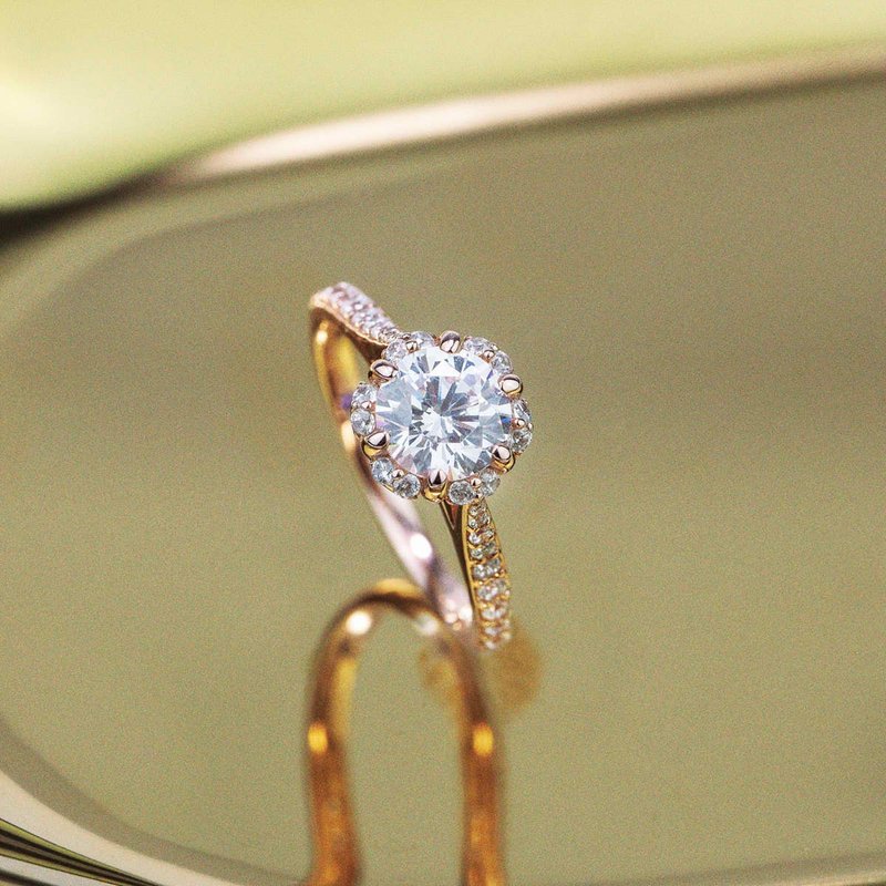 【Purplemay Jewellery】纯18K金花簇莫桑钻订婚戒指 - LUCIS049 - 戒指 - 寶石 透明