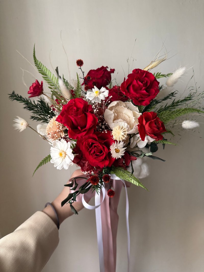 コサージュブライダルブーケを含む9本の永遠のレッドバラのブーケ - ドライフラワー・ブーケ - 寄せ植え・花 レッド