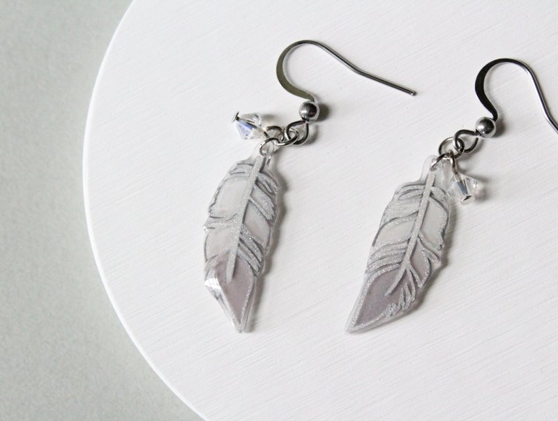 【Shrink plastic】Grey feather earring/ clip-on - Earrings & Clip-ons - Resin Gray