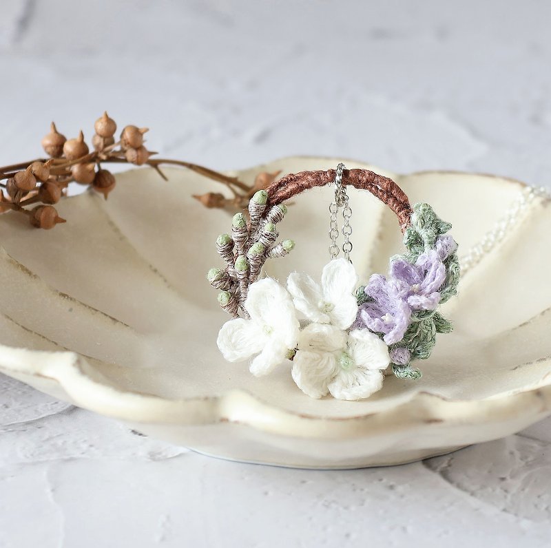 Rosemary Wreath Brooch/Necklace  S/M size White Color hand-crocheted - สร้อยคอ - ผ้าฝ้าย/ผ้าลินิน ขาว