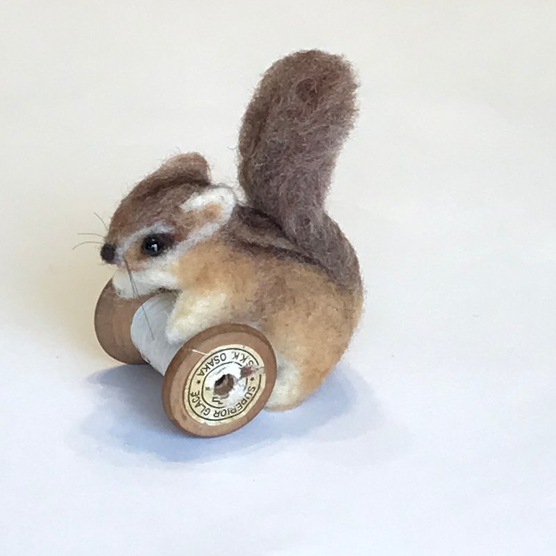 Squirrel-chan with thread winding - Knitting, Embroidery, Felted Wool & Sewing - Wool Brown