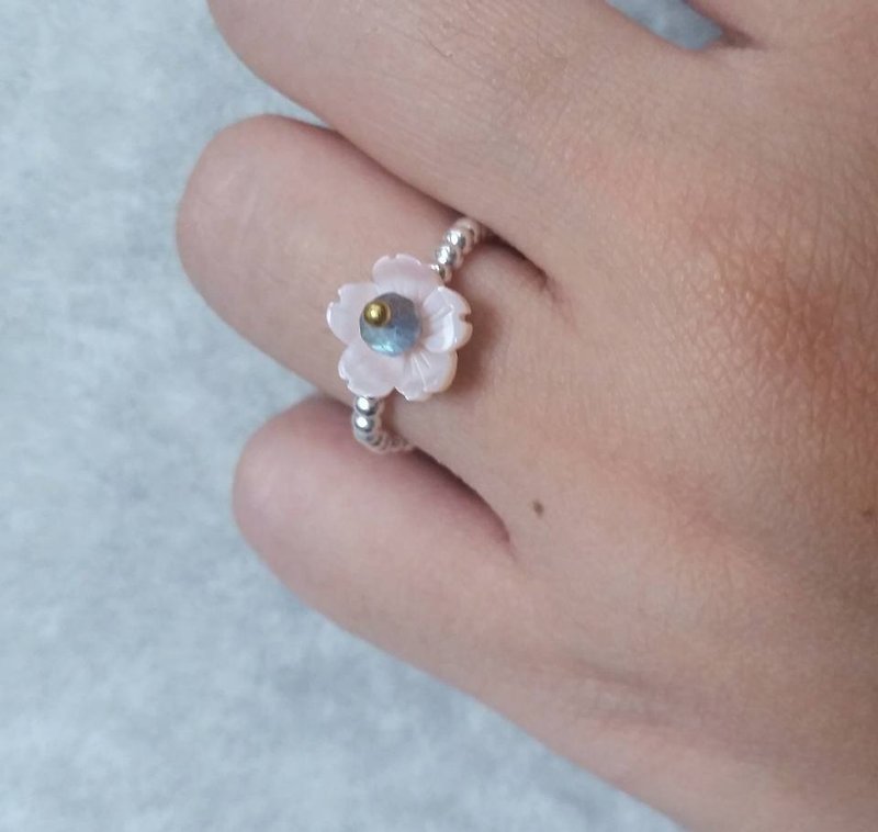 Labradorite and motehr pearl flower 925 silver ring, please provide ring size when order - แหวนทั่วไป - เครื่องเพชรพลอย สึชมพู