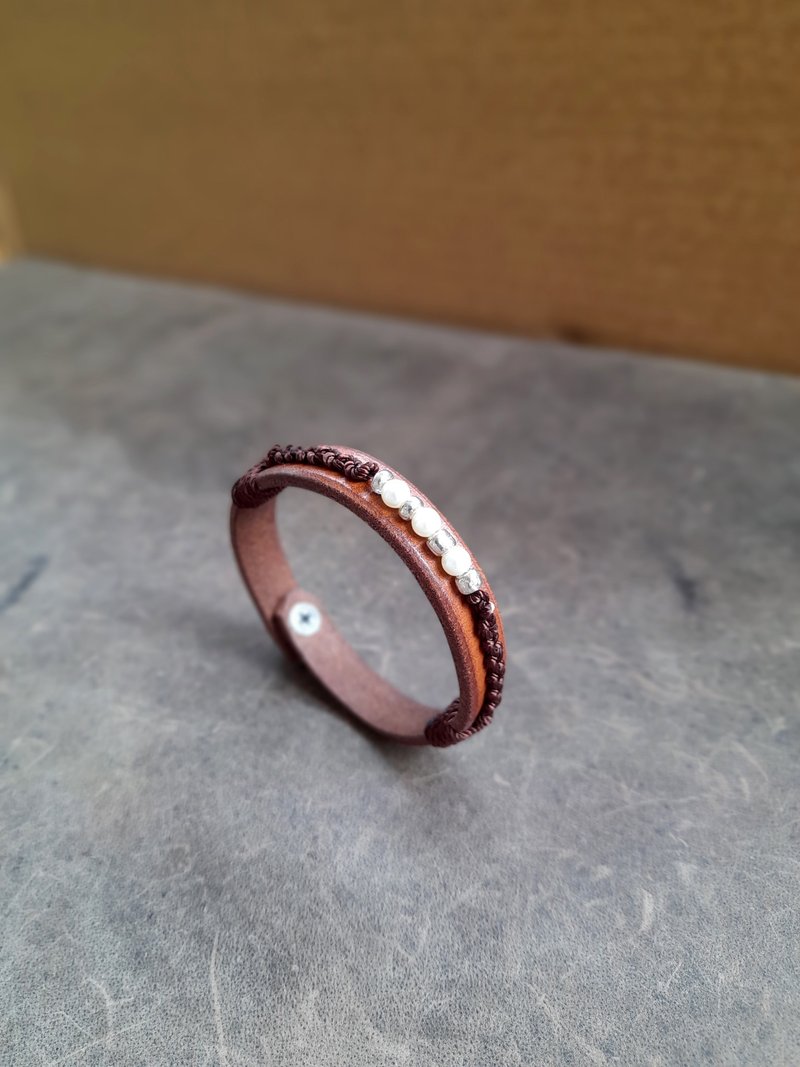 Freshwater Pearl Macrame Leather Bracelet - Subtle Elegance - 手鍊/手環 - 真皮 咖啡色