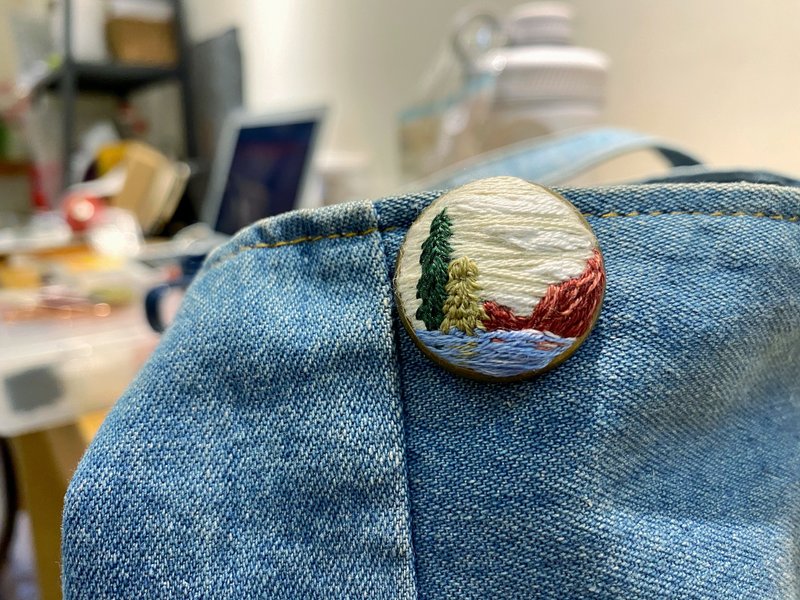 異國胸針 刺繡別針 風景刺繡 蝴蝶扣別針 客製化刺繡 - 胸針 - 棉．麻 多色