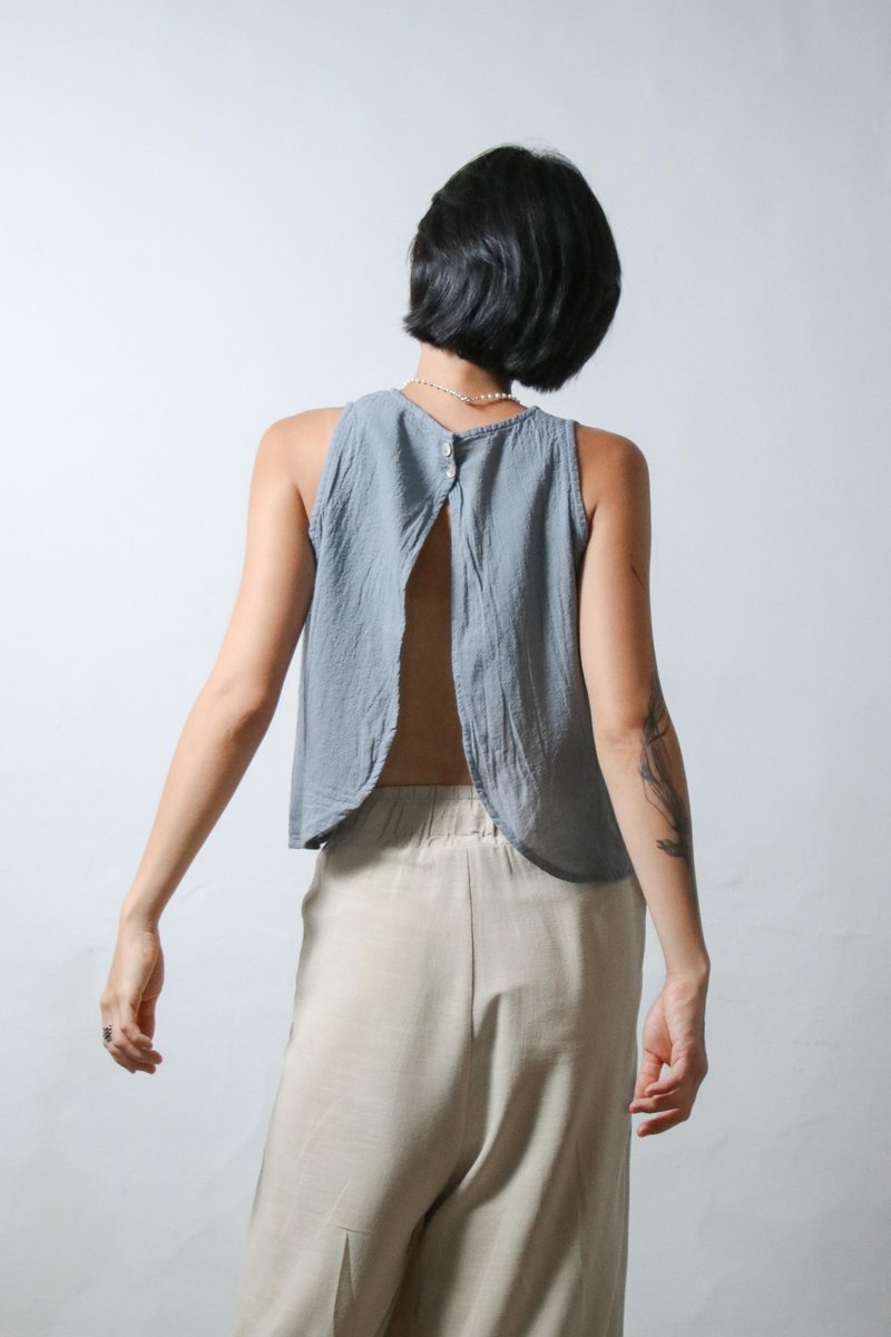 Cicada button back sleeveless top/mousse light gray - เสื้อกั๊กผู้หญิง - ผ้าฝ้าย/ผ้าลินิน สีเทา