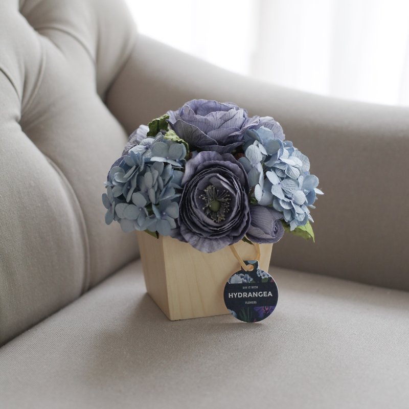 WP108 : ดอกไม้ในกล่องไม้ สำหรับประดับตกแต่งโต๊ะทำงาน สีน้ำเงินฟ้า - น้ำหอม - กระดาษ สีน้ำเงิน