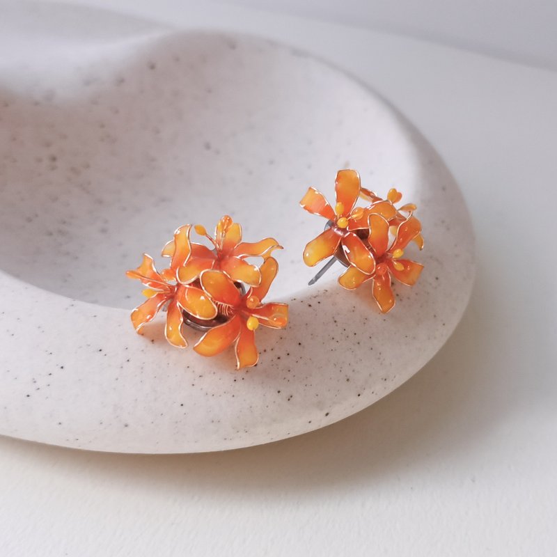 【客製化商品】漸層曼珠沙華-樹脂耳環 彼岸花 造花液 水晶花 - 耳環/耳夾/耳骨夾 - 樹脂 橘色