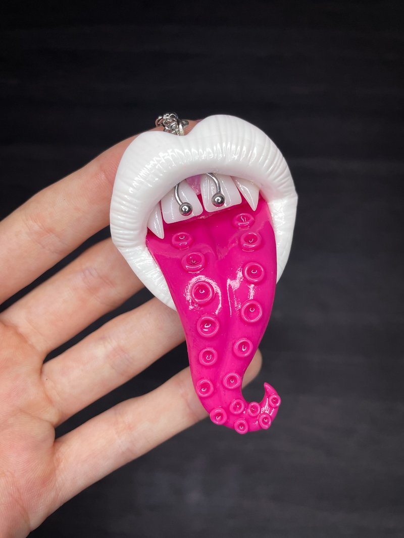 Pendant. White lips with a tentacle. - 項鍊 - 黏土 