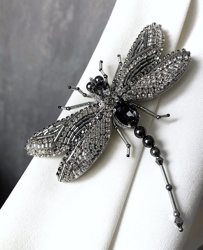 Dragonfly silver brooch handmade beaded - เข็มกลัด - วัสดุอื่นๆ สีเงิน