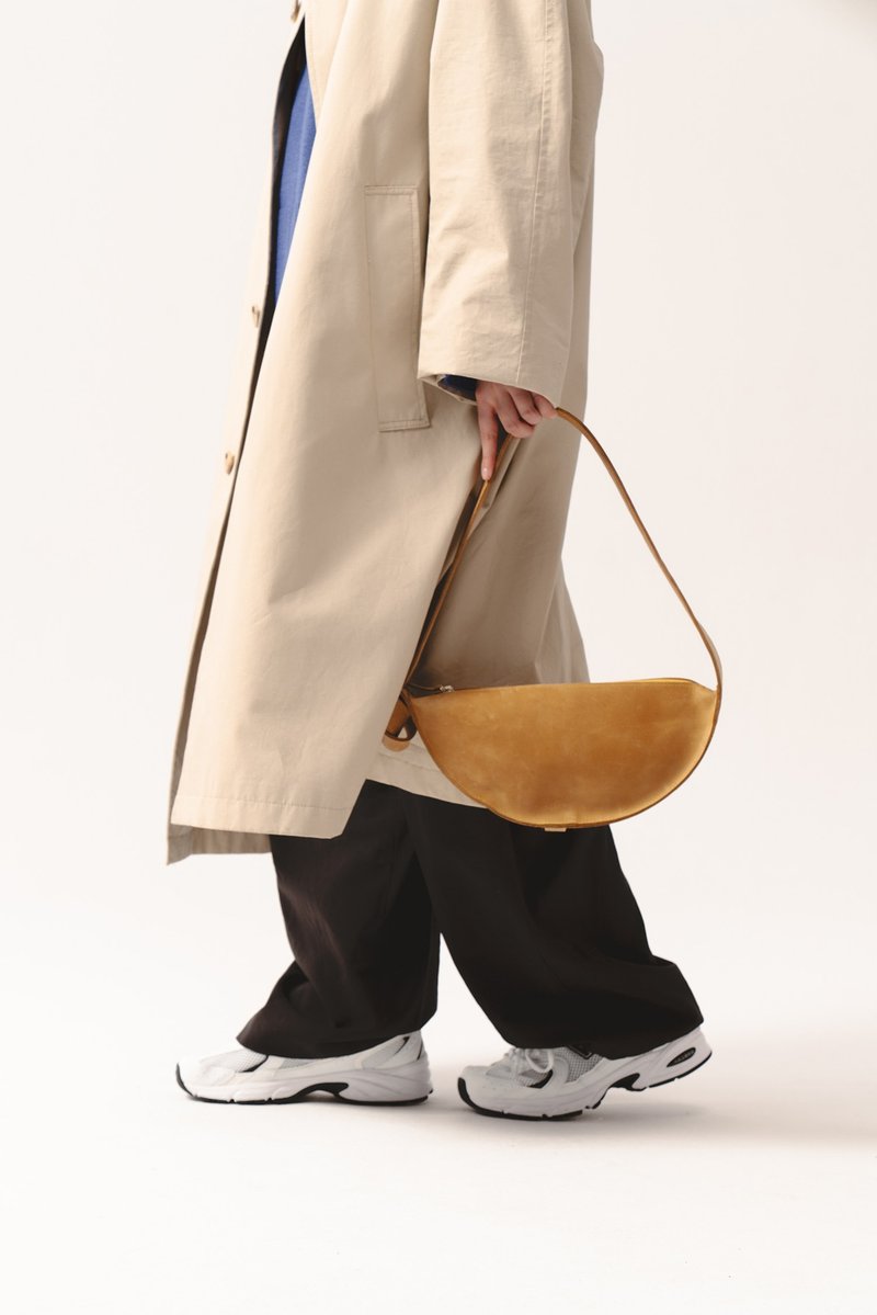 Eclipse M | Half-Moon Shoulder Bag | Classy Shoulder Purse | Handmade in Europe - 手提包/手提袋 - 真皮 黃色