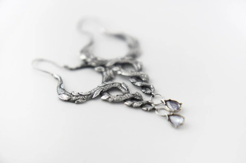 Forest Dragon Earrings with Natural Amethysts - 耳環/耳夾/耳骨夾 - 純銀 銀色