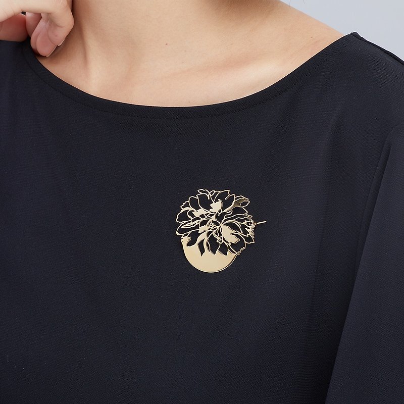 Brooch with peony pattern (gold-plated) - Brooches - Stainless Steel Gold
