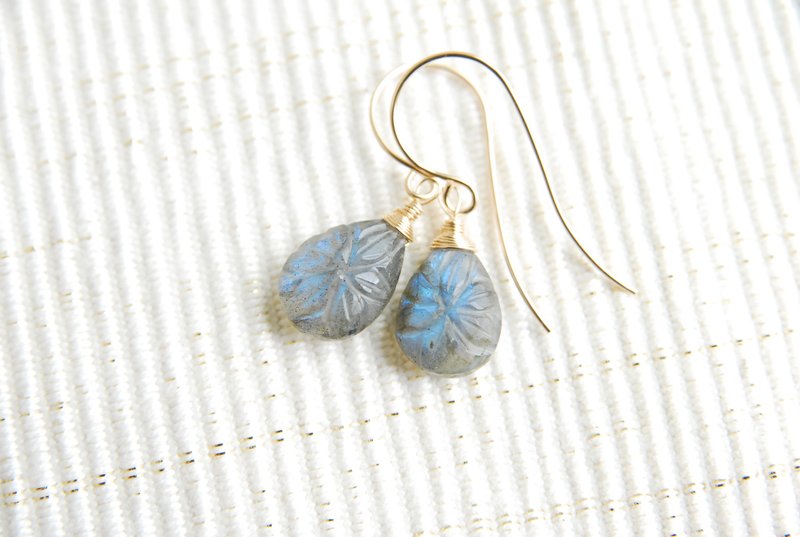 Labradorite earrings with floral carvings 14kgf - ต่างหู - เครื่องประดับพลอย สีน้ำเงิน