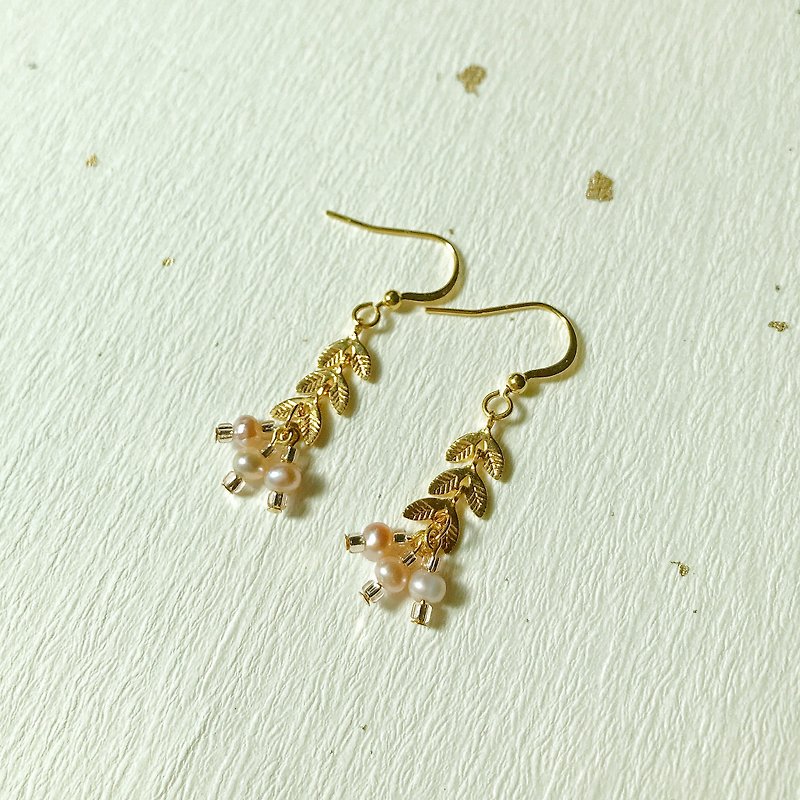 Oh! Leaf 4 14K gold bag natural pearl earrings - ต่างหู - เครื่องประดับ สีทอง