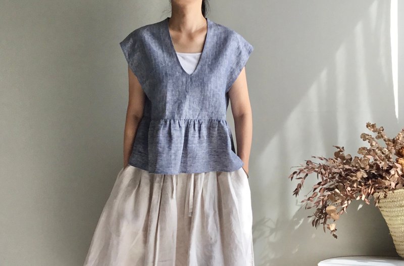 Flying Days/Striped Denim Linen/Small sleeves V-neck ruffle hem blouse small top 100% linen - เสื้อกั๊กผู้หญิง - ผ้าฝ้าย/ผ้าลินิน 