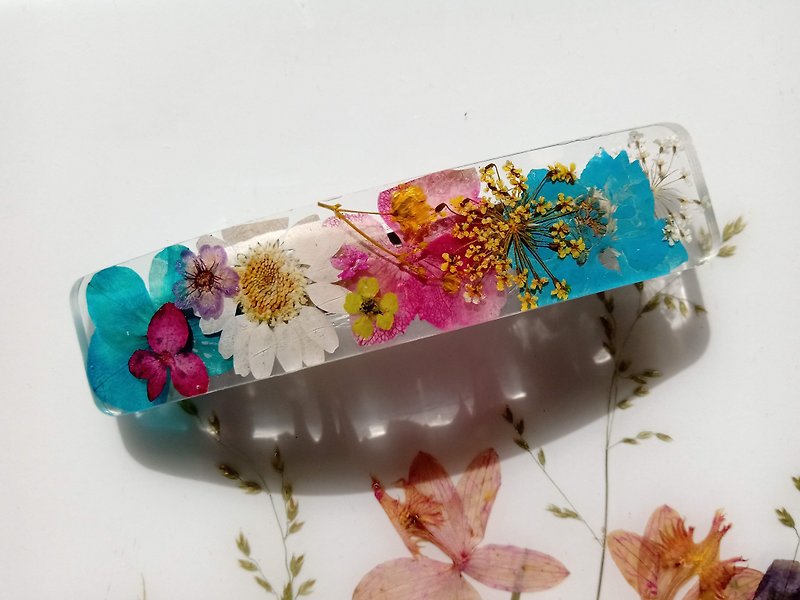 Flower hair accessory, Hair pin with real flowers, Summer color - เครื่องประดับผม - วัสดุอื่นๆ หลากหลายสี
