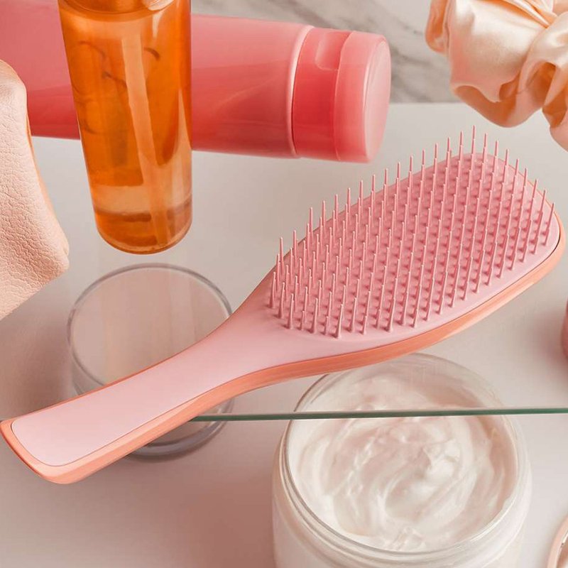 TANGLE TEEZER British Hand Brush (Apricot Powder_For curly hair) - อุปกรณ์แต่งหน้า/กระจก/หวี - เรซิน สึชมพู