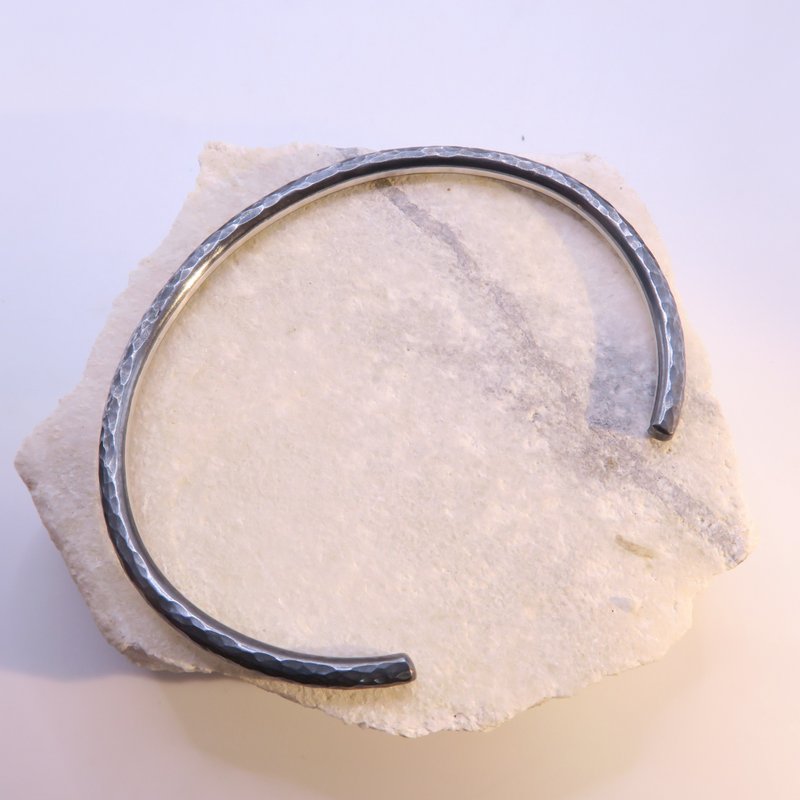 朦朧 黑 - 純銀鍛敲手環 寬度約3mm - 手鍊/手環 - 其他金屬 銀色