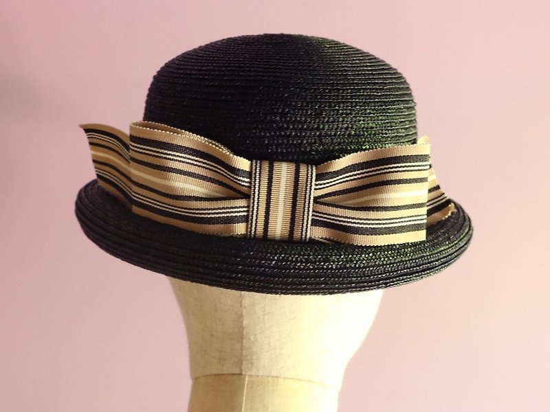 Black Straw Bowler Hat with Striped Ribbon - หมวก - วัสดุอื่นๆ สีดำ