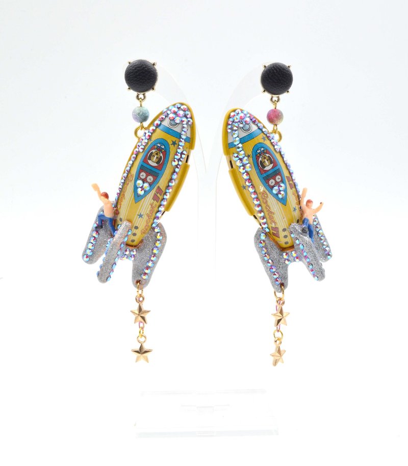 Retro tin rocket astronaut earrings embellished with Swarovski crystals Swarovski ultra-light hand-made style - ต่างหู - โลหะ หลากหลายสี