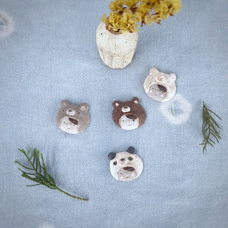 bear hat brooch / handmade ceramic - 胸針 - 陶 多色