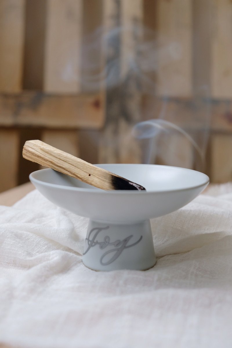 cottontail ceramic high display dish with personalized calligraphy - ของวางตกแต่ง - ดินเผา ขาว