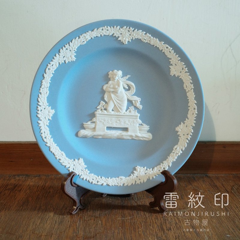 WEDGWOOD JASPER British famous porcelain white jade relief SUMMER 17cm plate made in Britain - จานและถาด - ดินเผา สีน้ำเงิน