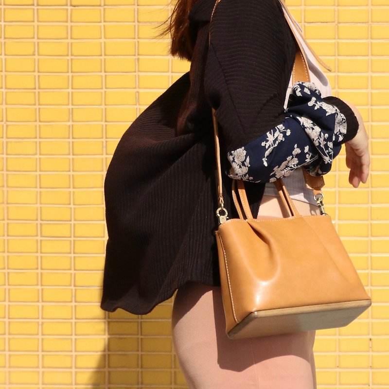 Chubby bag Tan color shoulder bag by Woodview - 手袋/手提袋 - 人造皮革 咖啡色