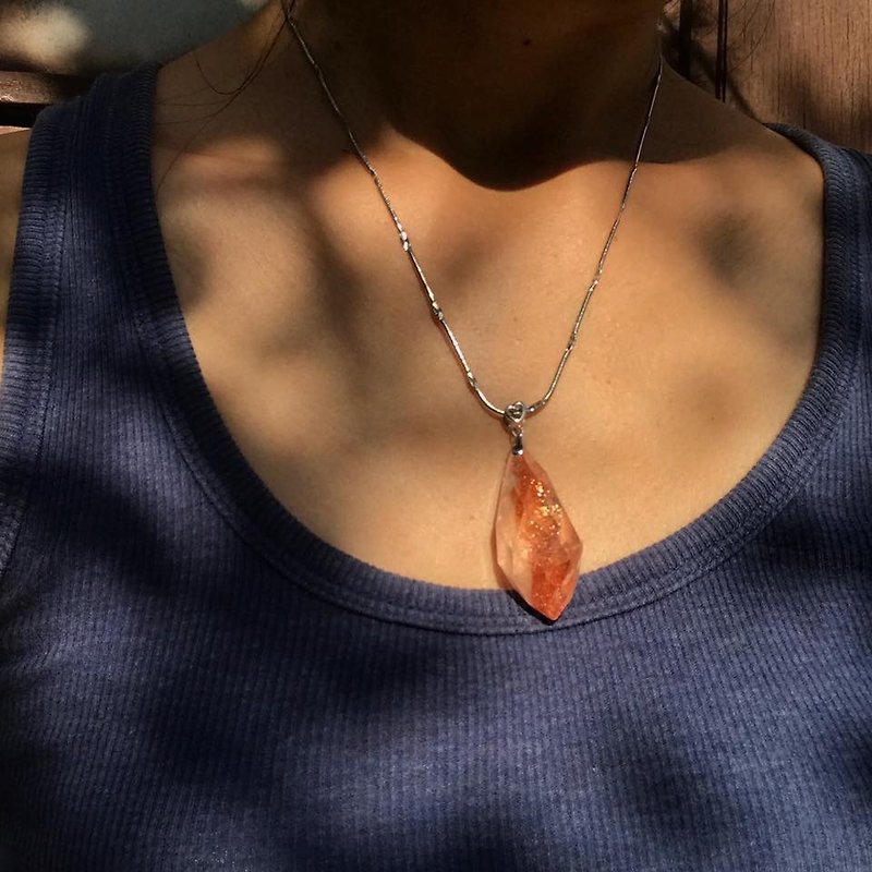 【Lost and find】 natural stone super seven gold strawberry crystal drops necklace - สร้อยคอ - เครื่องเพชรพลอย สีแดง