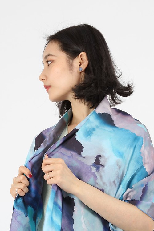 BREEZI ISLAND  都會機能服飾 緞面柔軟數位印花方巾-雲彩
