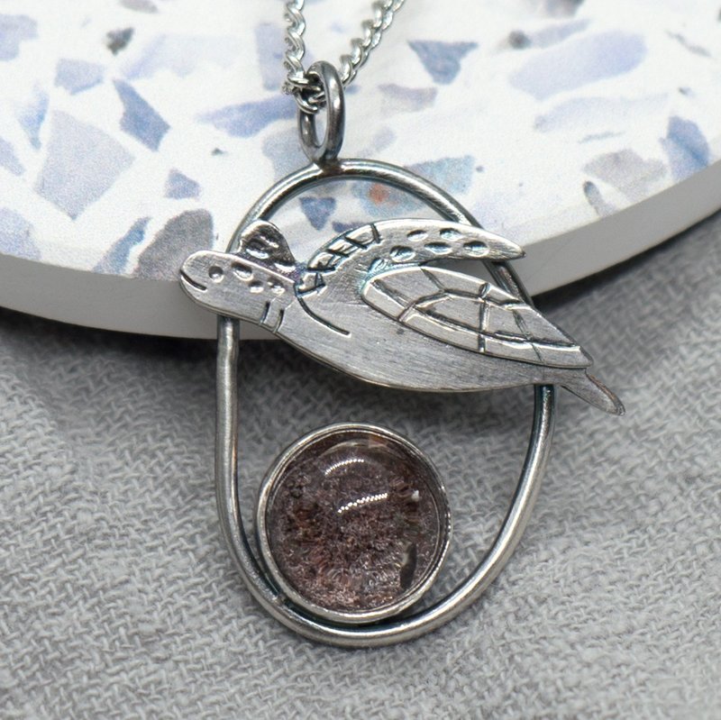 Original Ocean Friends [Dash Turtle] Inlaid Four Seasons Ghost Crystal 925 Sterling Silver Handmade Necklace - สร้อยคอ - เงินแท้ 