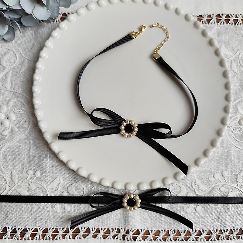 HAN Han handmade high-end versatile black and white beaded small flower bow necklace short necklace niche gift - สร้อยติดคอ - วัสดุอื่นๆ สีดำ