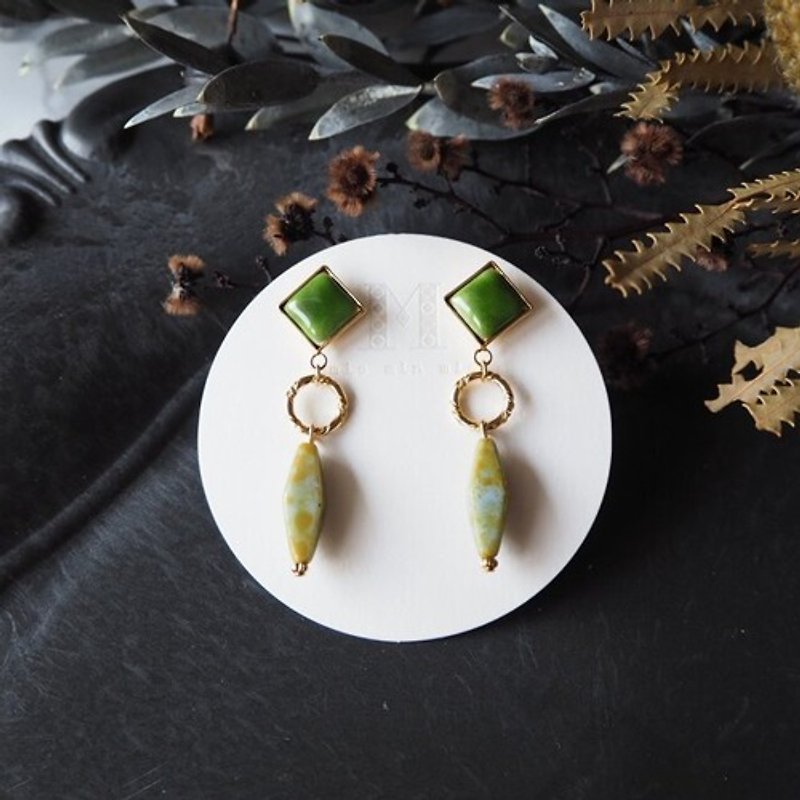 Cloisonne ◇ Czech beads earrings / Clip-On ~ Peridot green ~
