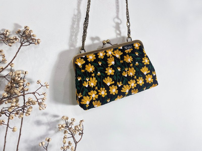 black flowers clasp frame bag/with chain/ cosmetic bag - กระเป๋าแมสเซนเจอร์ - ผ้าฝ้าย/ผ้าลินิน สีดำ