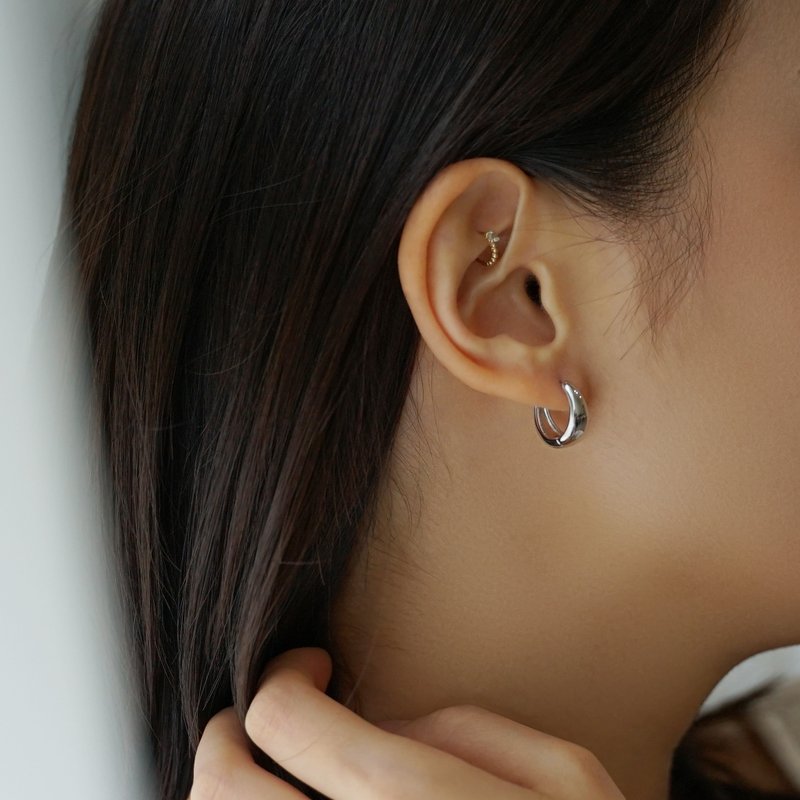 Texture glossy curved water drop earrings 925 sterling silver plated white K circle easy buckle earrings - ต่างหู - เงินแท้ สีเงิน