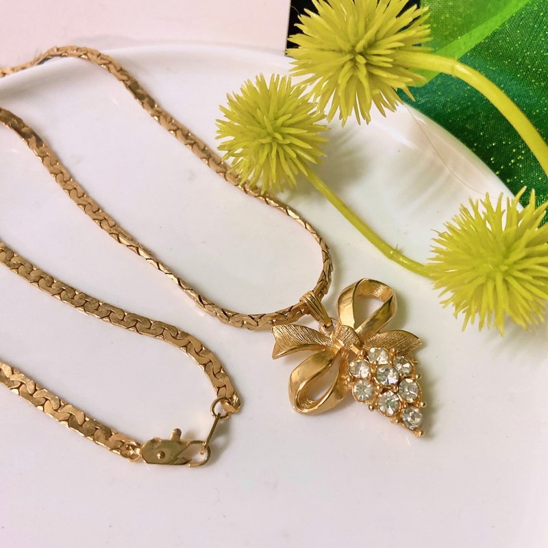 【 西洋古董飾品 】質感厚實沙金掐絲 蝴蝶結葡萄 萊茵鑽 項鍊 - 項鍊 - 貴金屬 金色