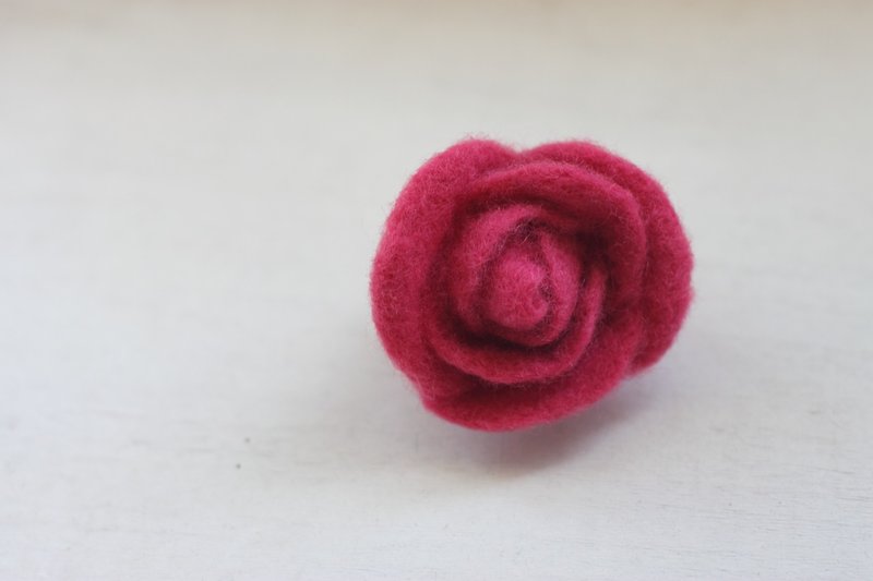 天然胭脂蟲染色　擬真玫瑰花　胸針 髮夾 訂做款 - 胸針 - 羊毛 粉紅色