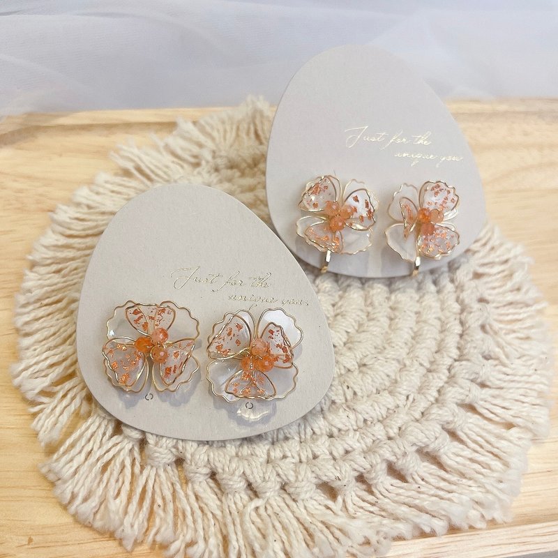 Gold foil flower orange style - ต่างหู - เรซิน สีส้ม