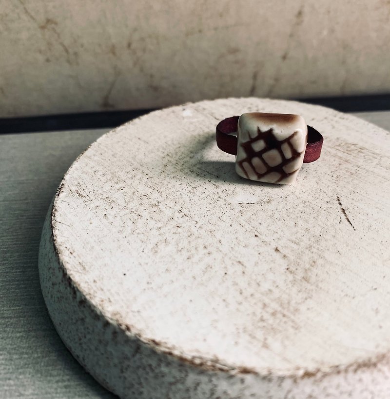 Ring Japanese white porcelain, natural glaze, infinite, not greasy, natural leather
