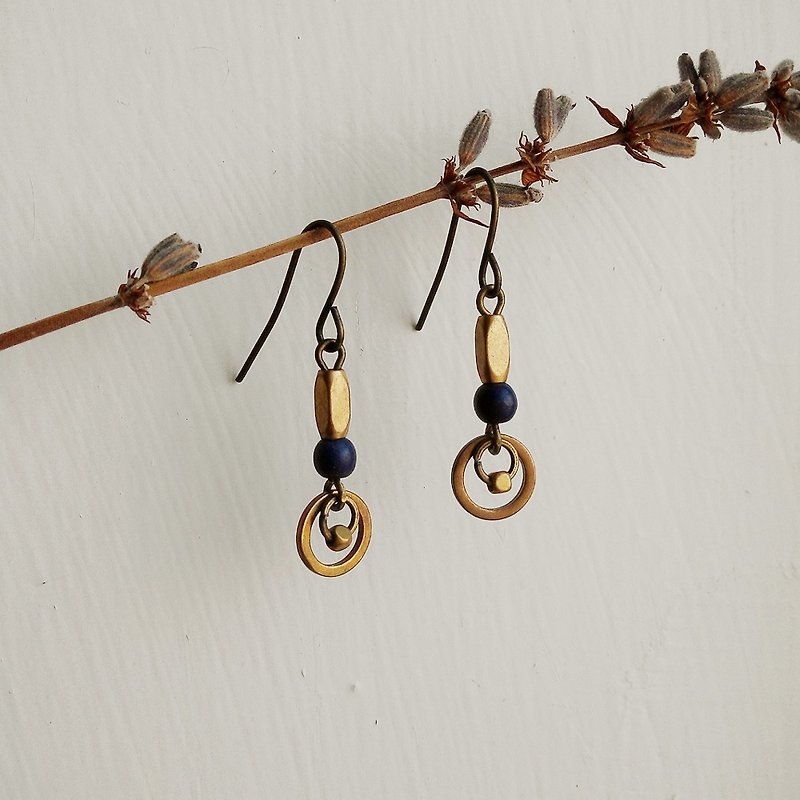 Natural stone circle (dark blue) earrings minimalist mix exotic boho can change ear clip natural stone brass - Earrings & Clip-ons - Other Metals Blue