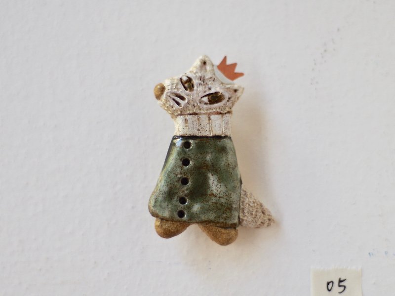 king of white wolf broach クリスマスギフト - Brooches - Pottery Blue