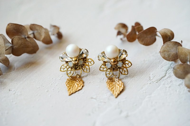 White Butterfly - Vintage Crystal Earrings - ต่างหู - ไข่มุก ขาว