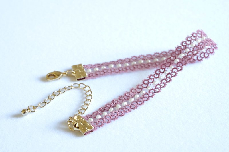 Hand dyed tatting lace and freshwater pearl bracelet. Old Rose - สร้อยข้อมือ - ผ้าฝ้าย/ผ้าลินิน สึชมพู