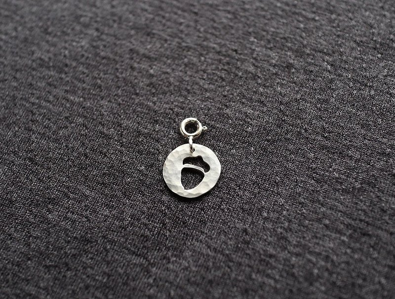 Ni.kou sterling silver acorn pendant - สร้อยคอ - โลหะ 